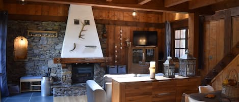 Fernseher, Kamin, DVD-Player, Tischfußball