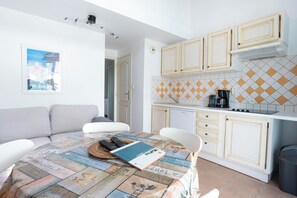 Kühlschrank, Mikrowelle, Herdplatte, Geschirrspüler