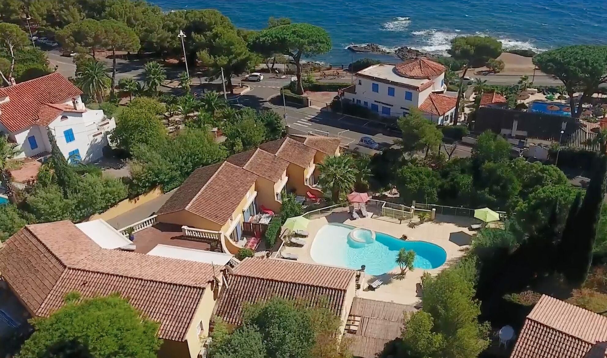 Alberca al aire libre y alberca climatizada