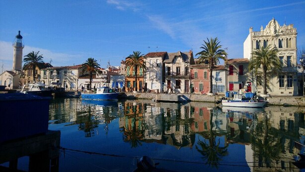 A waterfront with historic buildings, a lighthouse, and boats docked. - STUDIO 15 min from Pont du Gard and Avignon—swimming and canoeing—1 hour from the sea and mountains (Rochefort-Du-Gard)