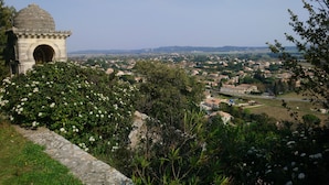 A stone structure with a dome and archway, surrounded by greenery. - STUDIO 15 min from Pont du Gard and Avignon—swimming and canoeing—1 hour from the sea and mountains (Rochefort-Du-Gard)
