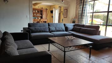 Smart TV, fireplace, books, stereo