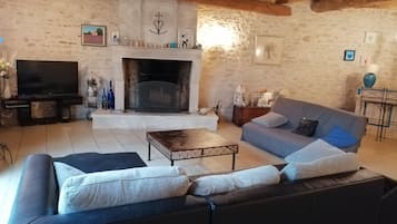 Smart TV, fireplace, books, stereo