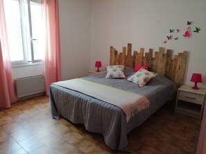 5 عدّة غرف نوم ومكواة/لوح كي وواي فاي وملاءات أسرّة