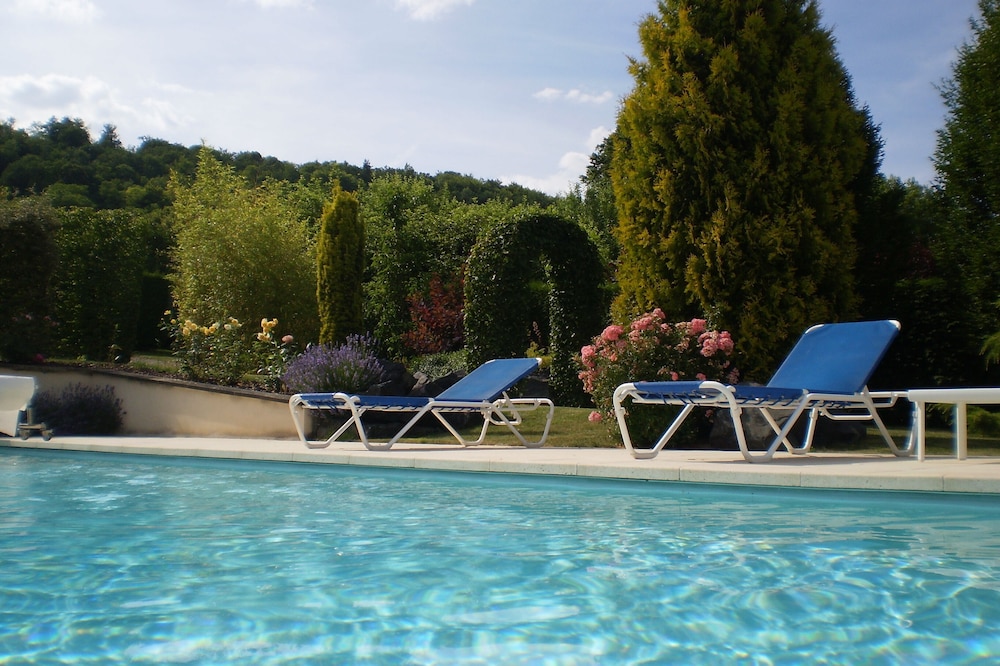 Charming studio with mezzanine. heated swimming pool