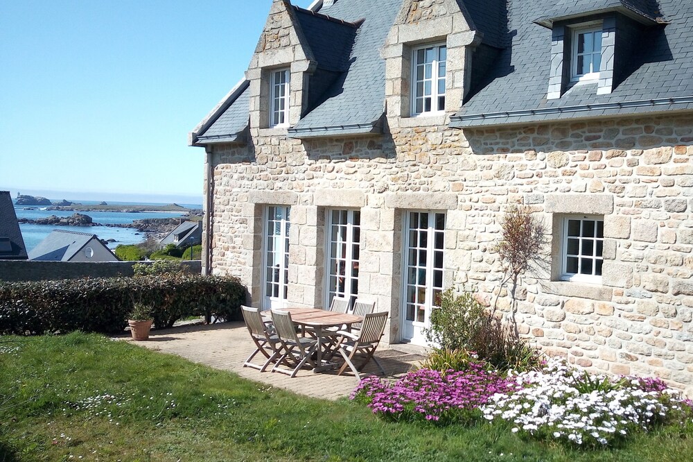 stone house with beautiful sea views, 100 m from the beach, Finistère