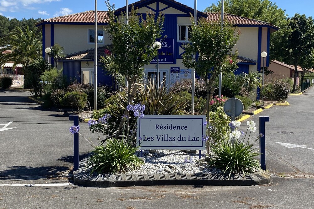 SPACIOUS VILLA, 6 PEOPLE, IN HOLIDAY VILLAGE WITH POOLS