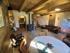 Fernseher, Kamin, DVD-Player, Bücher