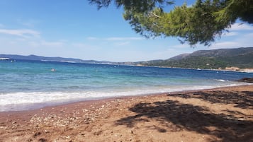 Una spiaggia nelle vicinanze, lettini da mare, teli da spiaggia