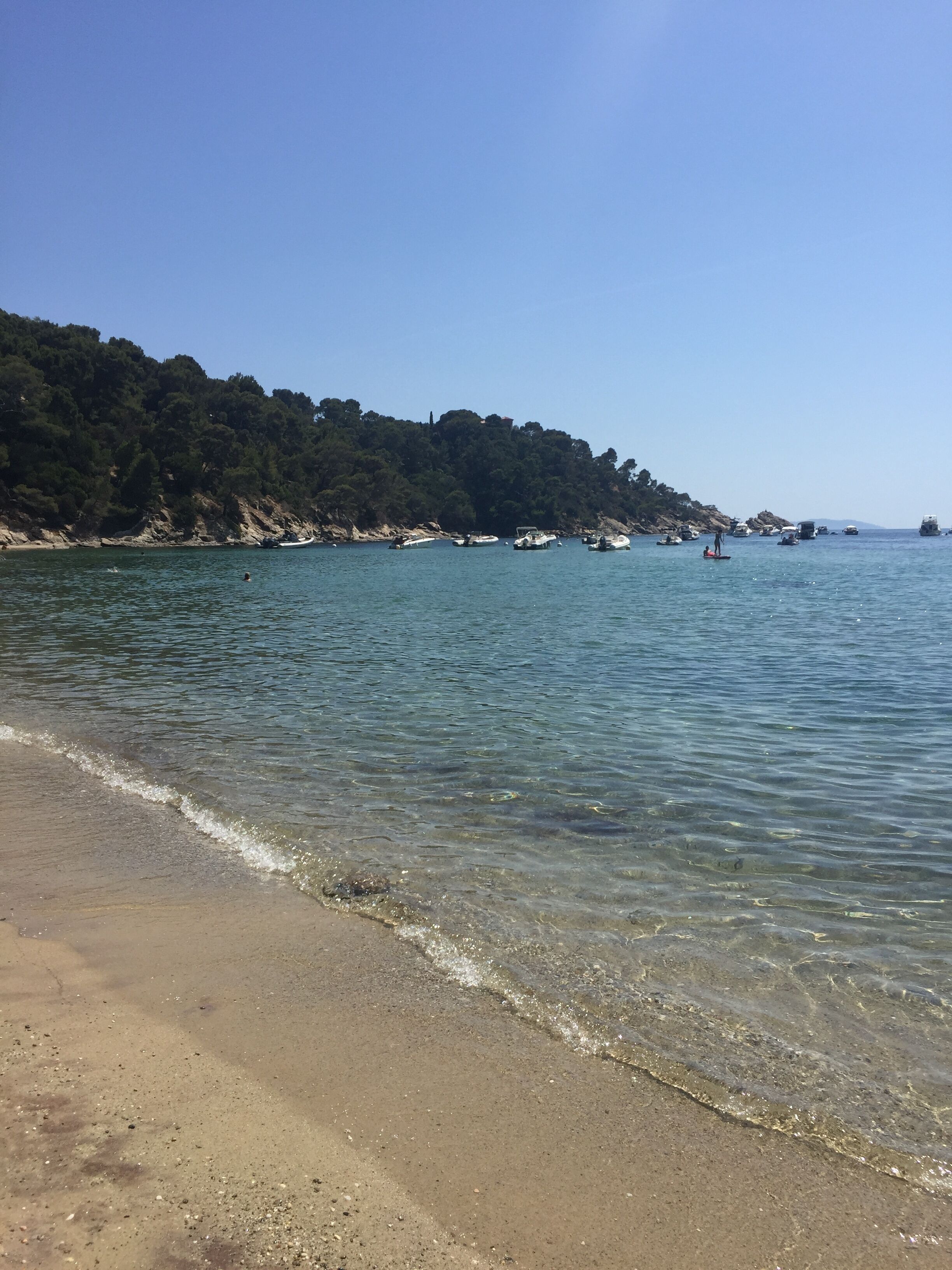 Ranta lähistöllä, aurinkotuoleja, rantapyyhkeitä