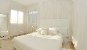 9 bedrooms, in-room safe, iron/ironing board, travel cot - PROMOTION up to -20% , Magnificent Villa Riviera, sea view, infinity pool, A/C (Le Lavandou)