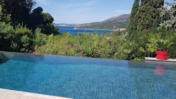 Een buitenzwembad en een infinitypool