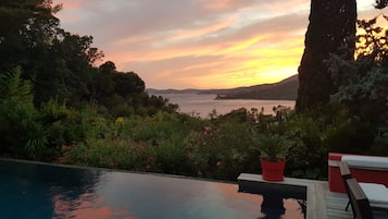 Outdoor pool, an infinity pool