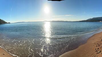 Beach nearby, sun loungers, beach towels