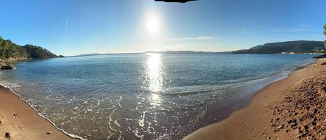 Plage à proximité, chaises longues, serviettes de plage