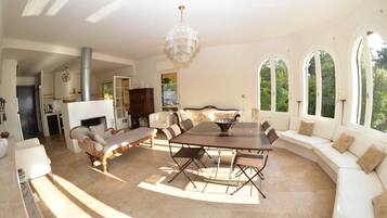 Smart TV, fireplace, DVD player, table football