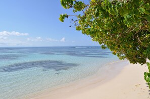 A beach with clear turquoise water and a sandy shore. - Villa with private pool, quiet, close to beaches, in Sainte Anne (Sainte Anne)