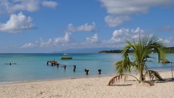 Una playa cerca, sillas reclinables de playa, toallas de playa