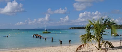 Una playa cerca, sillas reclinables de playa, toallas de playa