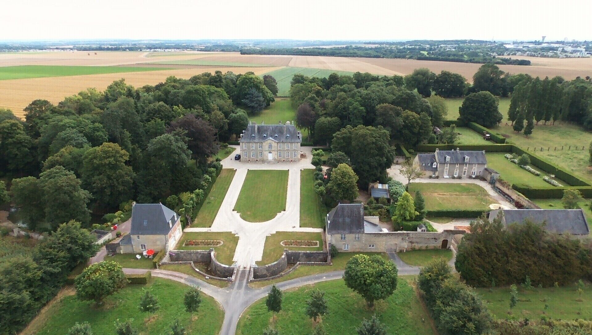 CHARACTER HOUSE located in a historic setting at the gates of Caen