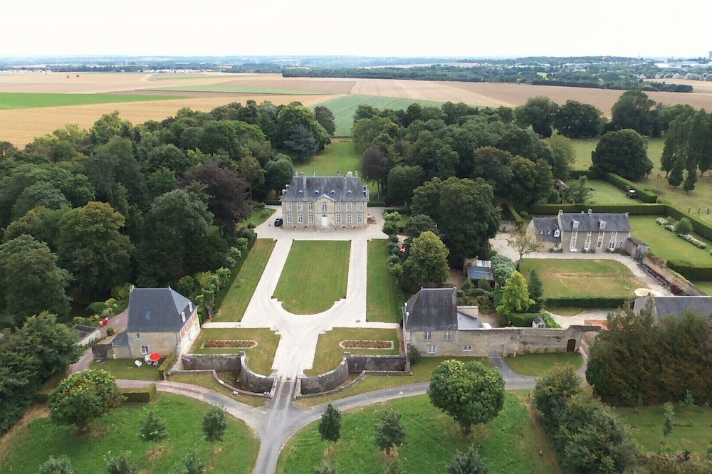 CHARACTER HOUSE located in a historic setting at the gates of Caen
