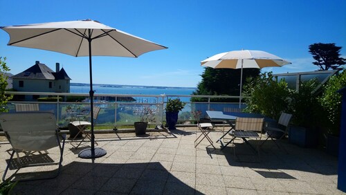 Charming duplex with terrace; panoramic view of the emerald coast