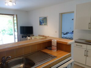 Jääkaappi, mikroaaltouuni, uuni, liesi