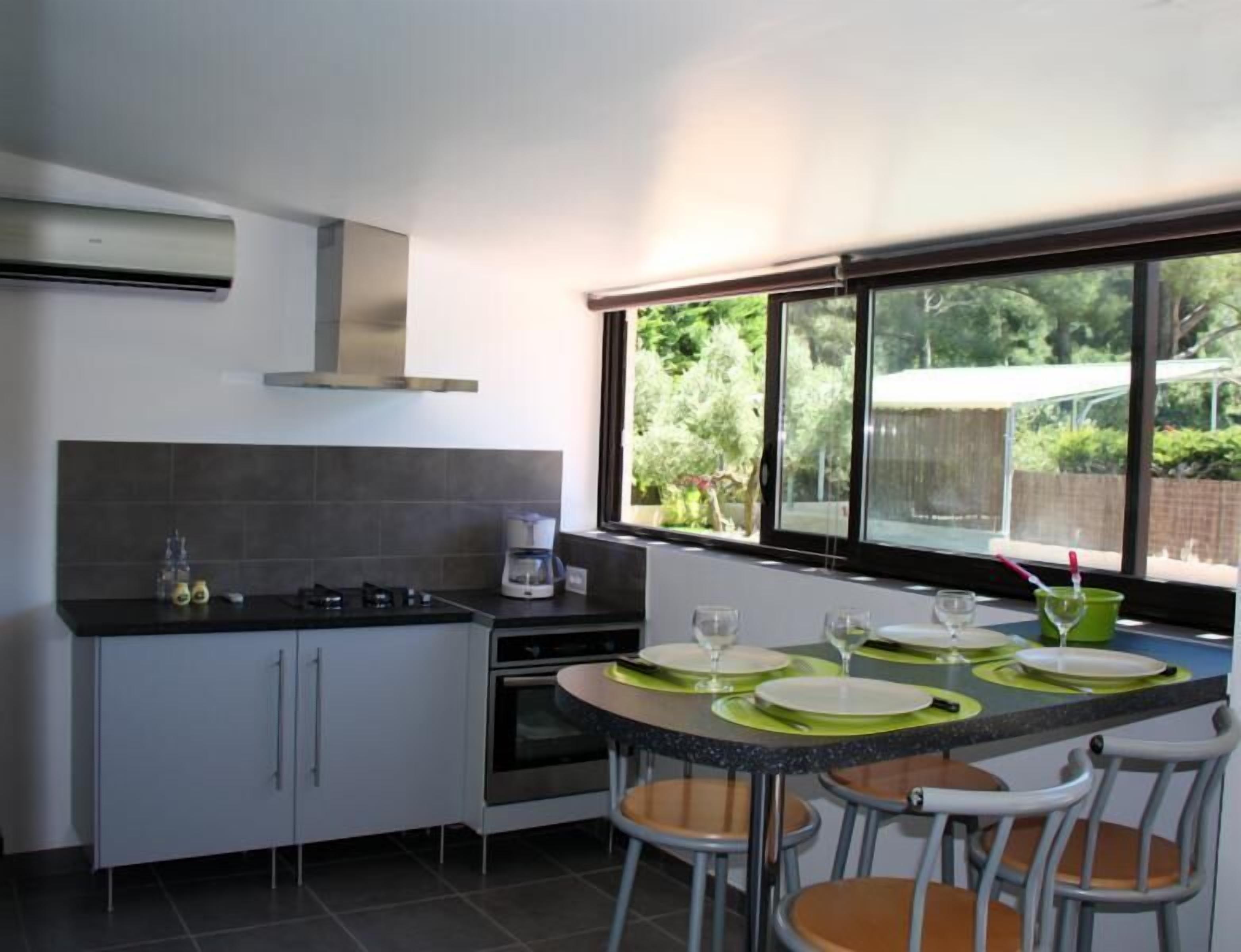 Charming apt. sleeps 4, in Velaux between Aix-en-Provence and the Blue Coast