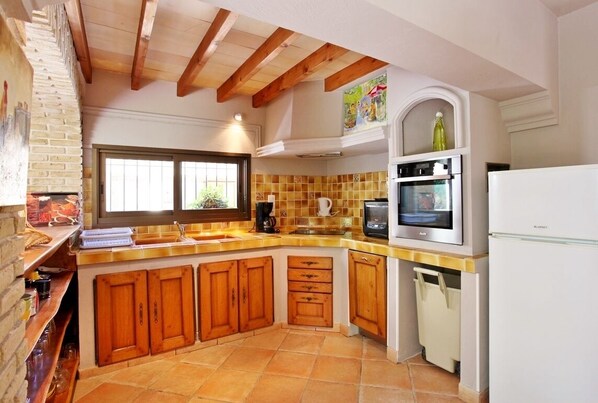 Een koelkast, een microgolfoven, een oven, een kookplaat