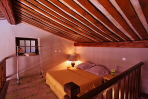 8 slaapkamers, een strijkplank/strijkijzer, reisbedje, gratis wifi