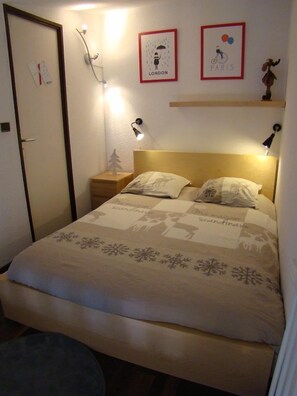 1 chambre, fer et planche à repasser