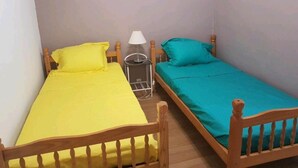 Room - APARTMENT / VACATION RENTAL: 3 BEDROOMS, FOR 1 TO 6 PEOPLE (Vayrac)