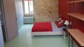 Room - APARTMENT / VACATION RENTAL: 3 BEDROOMS, FOR 1 TO 6 PEOPLE (Vayrac)