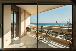 Dining - Apartment facing the SEA and BEACH with view of POND and MOUNTAIN (Canet-En-Roussillon)