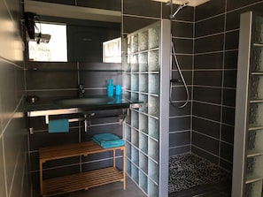 Douche, séchoir à cheveux, serviettes fournies, savon