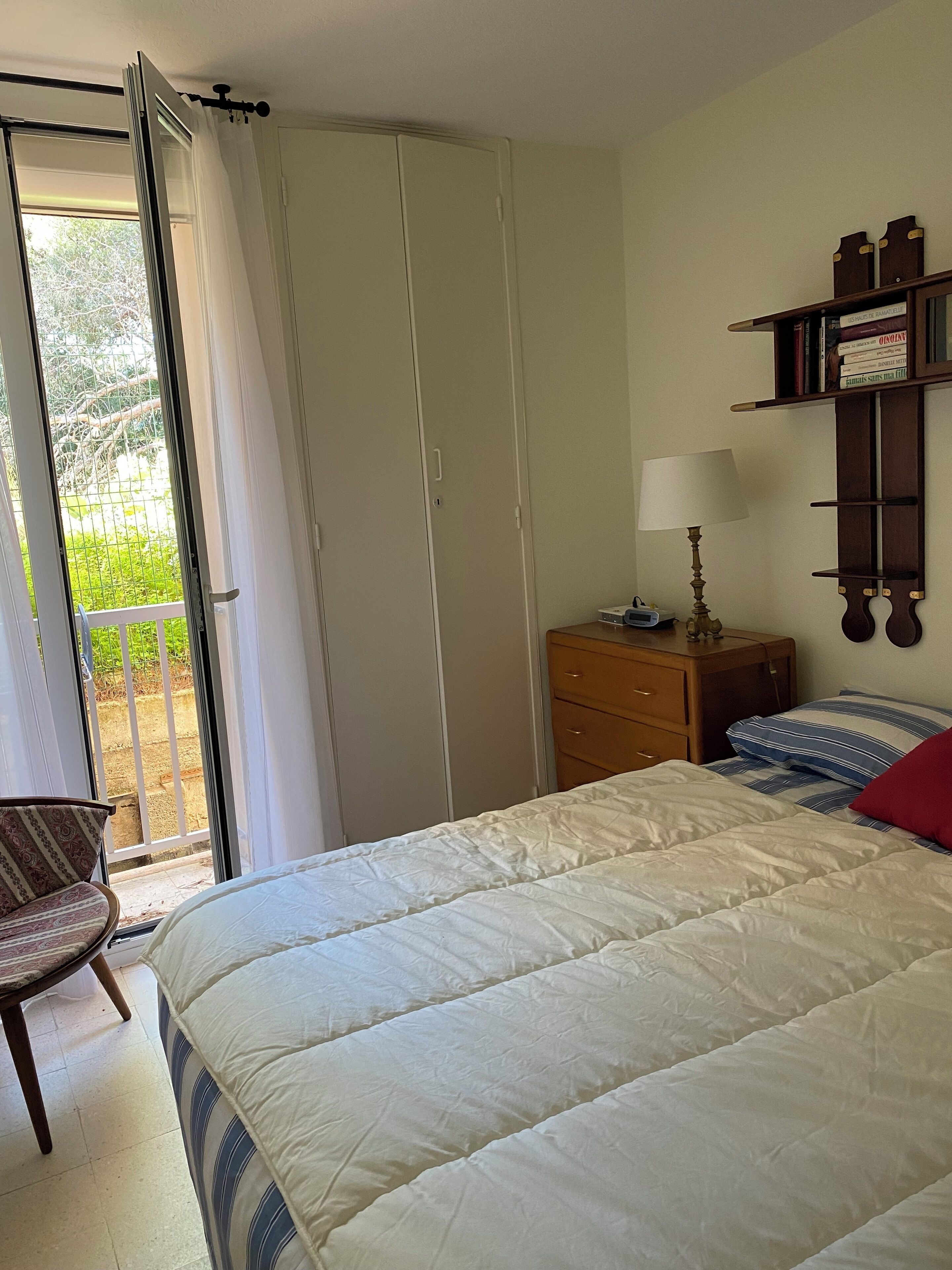 2 chambres, bureau, fer et planche à repasser, lit parapluie