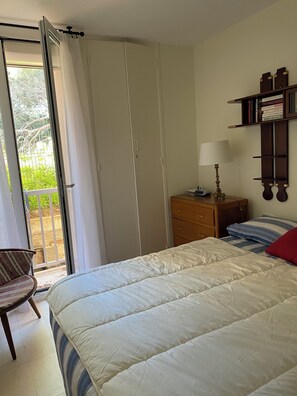 2 slaapkamers, een bureau, een strijkplank/strijkijzer, reisbedje