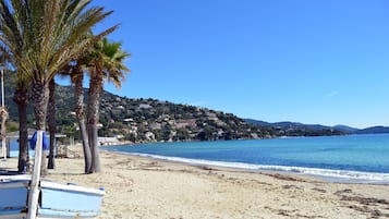 Accommodatie ligt op het strand, ligstoelen