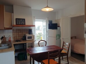 Fridge, microwave, oven, stovetop - 100m from the beach, apartment with river view, small garden for meals (Agde)