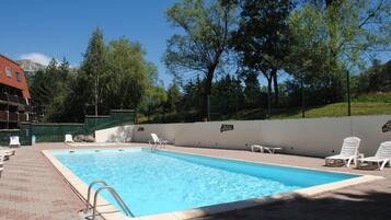 Een buitenzwembad en een verwarmd zwembad