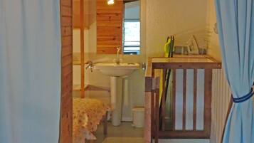 2 bedrooms, iron/ironing board, free WiFi