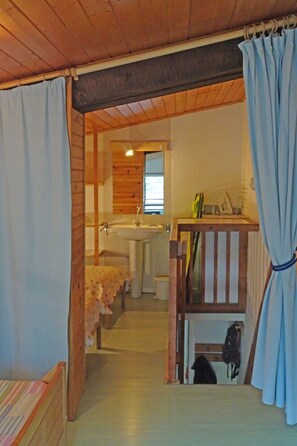 2 bedrooms, iron/ironing board, free WiFi
