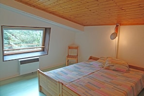 2 bedrooms, iron/ironing board, free WiFi