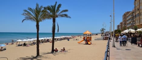 Playa en los alrededores y camastros 