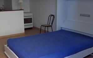Iron/ironing board, wheelchair access