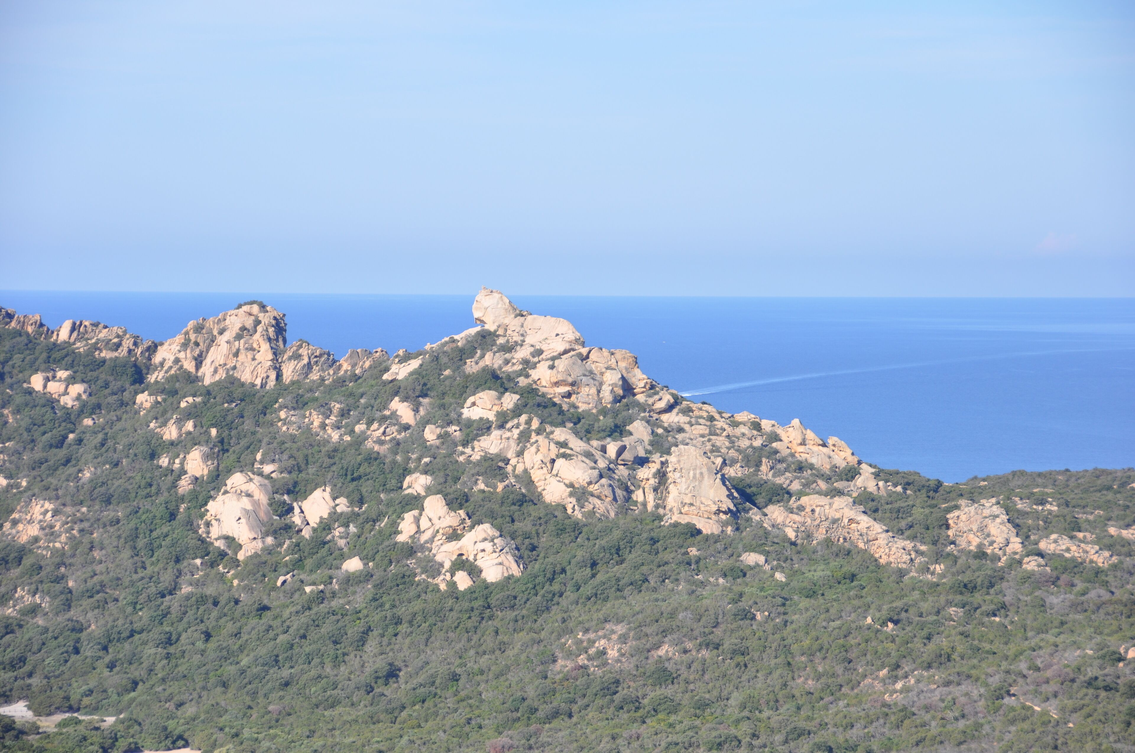 Un paysage montagneux caractérisé par des affleurements rocheux et une végétation luxuriante.