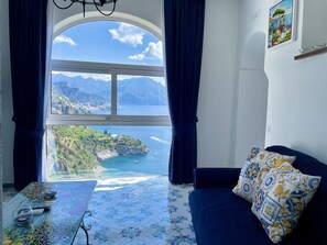 Fernseher, Kamin, DVD-Player