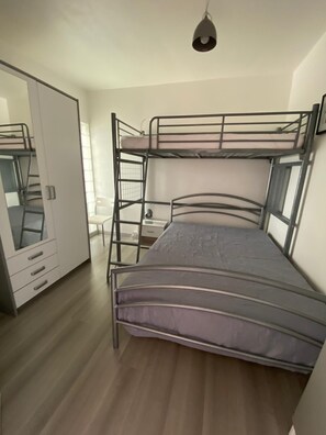 2 bedrooms, iron/ironing board, travel cot, free WiFi