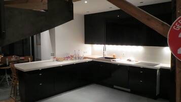 Réfrigérateur, micro-ondes, four, plaque de cuisson