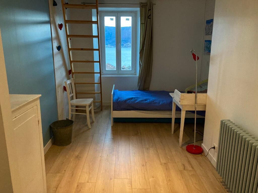 5 bedrooms, iron/ironing board, travel cot, free WiFi